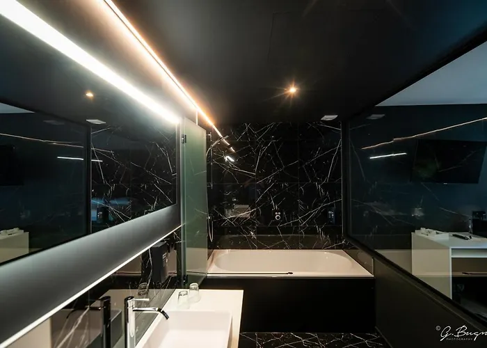 Boutique Hotel, La Cour De La Reine, Rooftop & Bistronomique Restaurant Hotel 4*